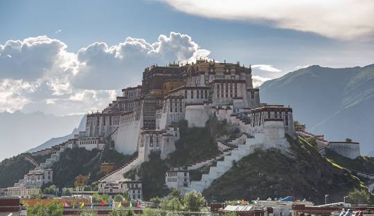 Potala Palace di Lhasa: Simbol Spiritual dan Sejarah Tibet